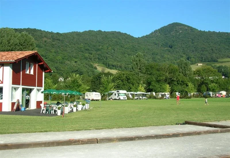 Camping-de-la-truite-boulodrome-snack-ascarat
