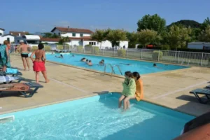 Camping Armora à Saint-Pée-sur-Nivelle : emplacements naturels, piscine chauffée, mobil-homes modernes. Sanitaires haut de gamme, espace bien-être avec sauna. Proche des plages et des montagnes basques. Bar-épicerie, aire de jeux, animations. Ambiance zen et familiale. Ouvert d'avril à septembre. Réservation en ligne.