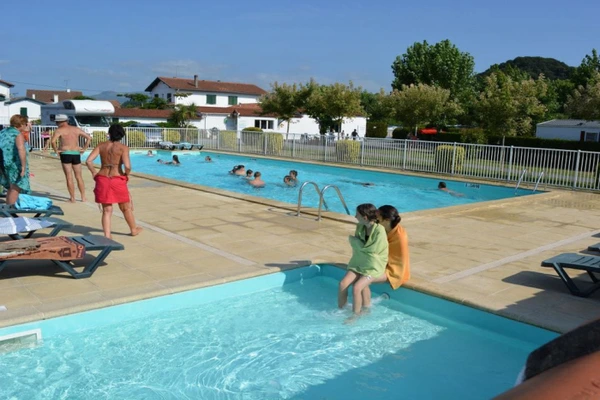 Camping Armora à Saint-Pée-sur-Nivelle : emplacements naturels, piscine chauffée, mobil-homes modernes. Sanitaires haut de gamme, espace bien-être avec sauna. Proche des plages et des montagnes basques. Bar-épicerie, aire de jeux, animations. Ambiance zen et familiale. Ouvert d'avril à septembre. Réservation en ligne.